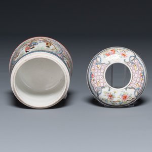 A Chinese famille rose round box and cover with figural design, 19th C. — 照片 3