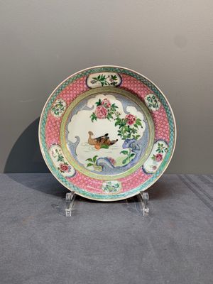 A Chinese famille rose ruby-back 'mandarin ducks' plate and a large capucin-brown-ground Imari-style teapot, 18/19th C. — photo 1