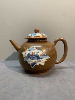 A Chinese famille rose ruby-back 'mandarin ducks' plate and a large capucin-brown-ground Imari-style teapot, 18/19th C. — photo 3
