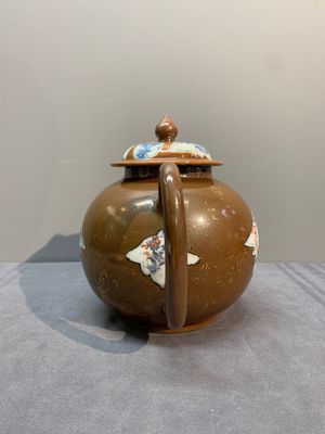 A Chinese famille rose ruby-back 'mandarin ducks' plate and a large capucin-brown-ground Imari-style teapot, 18/19th C. — photo 4