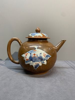 A Chinese famille rose ruby-back 'mandarin ducks' plate and a large capucin-brown-ground Imari-style teapot, 18/19th C. — photo 5