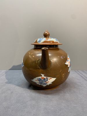A Chinese famille rose ruby-back 'mandarin ducks' plate and a large capucin-brown-ground Imari-style teapot, 18/19th C. — photo 6