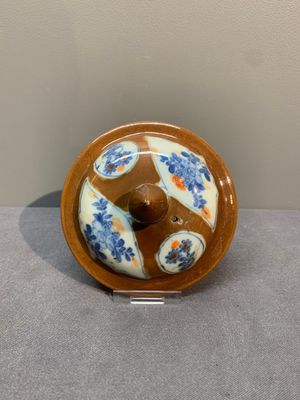 A Chinese famille rose ruby-back 'mandarin ducks' plate and a large capucin-brown-ground Imari-style teapot, 18/19th C. — photo 9