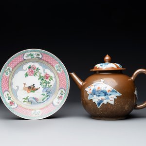 A Chinese famille rose ruby-back 'mandarin ducks' plate and a large capucin-brown-ground Imari-style teapot, 18/19th C. — photo 1