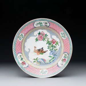 A Chinese famille rose ruby-back 'mandarin ducks' plate and a large capucin-brown-ground Imari-style teapot, 18/19th C. — photo 2