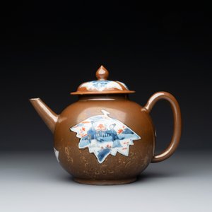 A Chinese famille rose ruby-back 'mandarin ducks' plate and a large capucin-brown-ground Imari-style teapot, 18/19th C. — photo 4