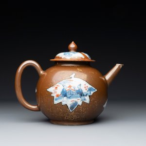 A Chinese famille rose ruby-back 'mandarin ducks' plate and a large capucin-brown-ground Imari-style teapot, 18/19th C. — photo 6