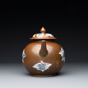 A Chinese famille rose ruby-back 'mandarin ducks' plate and a large capucin-brown-ground Imari-style teapot, 18/19th C. — photo 7