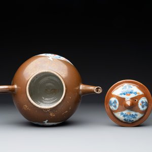 A Chinese famille rose ruby-back 'mandarin ducks' plate and a large capucin-brown-ground Imari-style teapot, 18/19th C. — photo 8