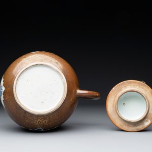 A Chinese famille rose ruby-back 'mandarin ducks' plate and a large capucin-brown-ground Imari-style teapot, 18/19th C. — photo 9