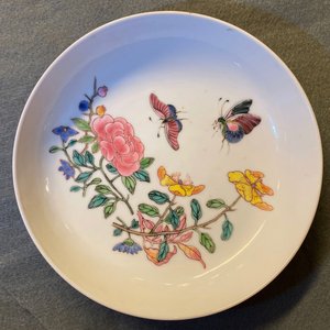 A Chinese famille rose 'ruby back' saucer dish with butterflies among flowers, Yongzheng — 照片 5