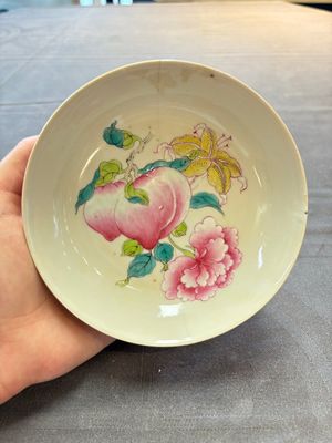 A Chinese famille rose ruby-back saucer dish with peaches and flowers, 18th C. — photo 1