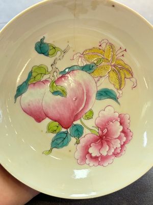 A Chinese famille rose ruby-back saucer dish with peaches and flowers, 18th C. — photo 2