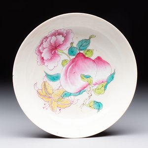 A Chinese famille rose ruby-back saucer dish with peaches and flowers, 18th C. — photo 1