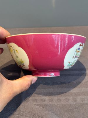 A Chinese famille rose ruby-ground 'antiquities' bowl, Jiang Xi Ci Ye Gong Si mark, Republic — photo 2