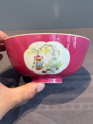 A Chinese famille rose ruby-ground 'antiquities' bowl, Jiang Xi Ci Ye Gong Si mark, Republic — photo 3