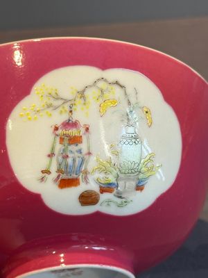 A Chinese famille rose ruby-ground 'antiquities' bowl, Jiang Xi Ci Ye Gong Si mark, Republic — photo 6