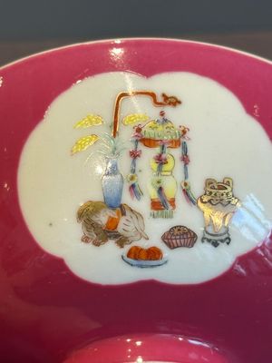 A Chinese famille rose ruby-ground 'antiquities' bowl, Jiang Xi Ci Ye Gong Si mark, Republic — photo 7