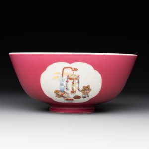 A Chinese famille rose ruby-ground 'antiquities' bowl, Jiang Xi Ci Ye Gong Si mark, Republic — photo 3