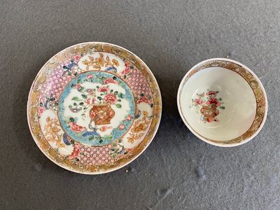 A Chinese famille rose ruby-ground cup and saucer, Yongzheng — 照片 1