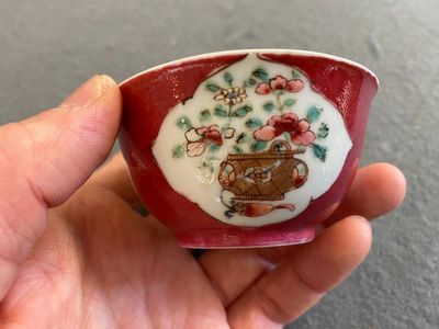 A Chinese famille rose ruby-ground cup and saucer, Yongzheng — 照片 5