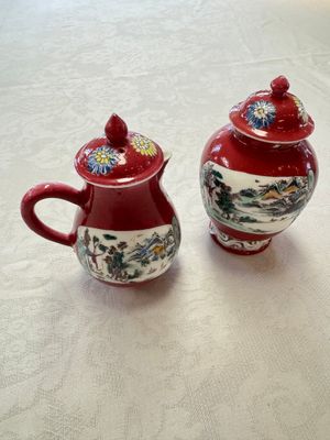 A Chinese famille rose ruby-ground 'Landscape Scroll' covered tea caddy and a covered milk jug, Yongzheng — foto 1