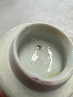 A Chinese famille rose ruby-ground 'Landscape Scroll' covered tea caddy and a covered milk jug, Yongzheng — foto 10