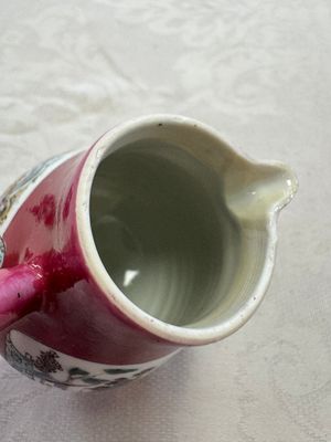 A Chinese famille rose ruby-ground 'Landscape Scroll' covered tea caddy and a covered milk jug, Yongzheng — foto 11