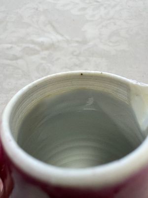 A Chinese famille rose ruby-ground 'Landscape Scroll' covered tea caddy and a covered milk jug, Yongzheng — foto 12