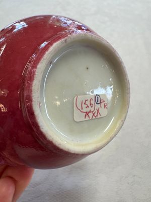 A Chinese famille rose ruby-ground 'Landscape Scroll' covered tea caddy and a covered milk jug, Yongzheng — foto 13