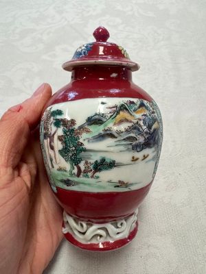 A Chinese famille rose ruby-ground 'Landscape Scroll' covered tea caddy and a covered milk jug, Yongzheng — foto 14