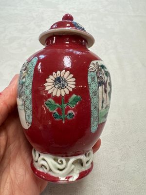 A Chinese famille rose ruby-ground 'Landscape Scroll' covered tea caddy and a covered milk jug, Yongzheng — foto 15