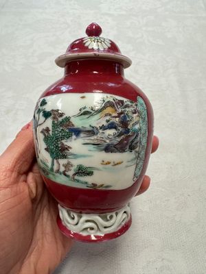 A Chinese famille rose ruby-ground 'Landscape Scroll' covered tea caddy and a covered milk jug, Yongzheng — foto 16