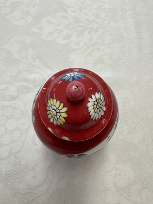 A Chinese famille rose ruby-ground 'Landscape Scroll' covered tea caddy and a covered milk jug, Yongzheng — foto 17