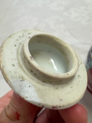 A Chinese famille rose ruby-ground 'Landscape Scroll' covered tea caddy and a covered milk jug, Yongzheng — foto 18