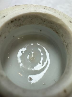 A Chinese famille rose ruby-ground 'Landscape Scroll' covered tea caddy and a covered milk jug, Yongzheng — foto 19
