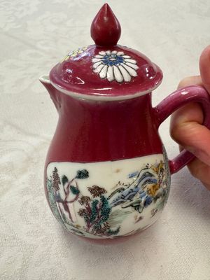 A Chinese famille rose ruby-ground 'Landscape Scroll' covered tea caddy and a covered milk jug, Yongzheng — foto 2
