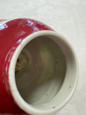 A Chinese famille rose ruby-ground 'Landscape Scroll' covered tea caddy and a covered milk jug, Yongzheng — foto 22