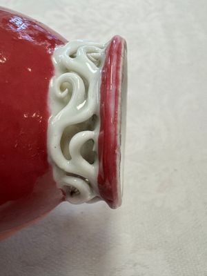 A Chinese famille rose ruby-ground 'Landscape Scroll' covered tea caddy and a covered milk jug, Yongzheng — foto 23