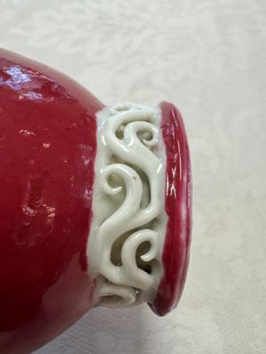 A Chinese famille rose ruby-ground 'Landscape Scroll' covered tea caddy and a covered milk jug, Yongzheng — foto 24