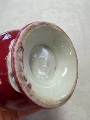 A Chinese famille rose ruby-ground 'Landscape Scroll' covered tea caddy and a covered milk jug, Yongzheng — foto 25