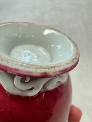 A Chinese famille rose ruby-ground 'Landscape Scroll' covered tea caddy and a covered milk jug, Yongzheng — foto 26