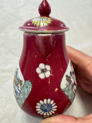 A Chinese famille rose ruby-ground 'Landscape Scroll' covered tea caddy and a covered milk jug, Yongzheng — foto 3