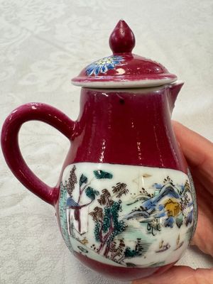 A Chinese famille rose ruby-ground 'Landscape Scroll' covered tea caddy and a covered milk jug, Yongzheng — foto 4
