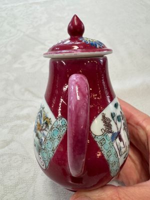A Chinese famille rose ruby-ground 'Landscape Scroll' covered tea caddy and a covered milk jug, Yongzheng — foto 5