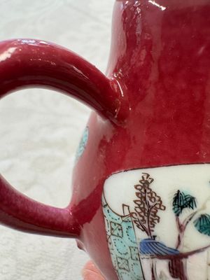 A Chinese famille rose ruby-ground 'Landscape Scroll' covered tea caddy and a covered milk jug, Yongzheng — foto 6