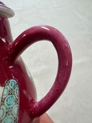 A Chinese famille rose ruby-ground 'Landscape Scroll' covered tea caddy and a covered milk jug, Yongzheng — foto 7
