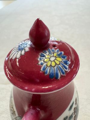A Chinese famille rose ruby-ground 'Landscape Scroll' covered tea caddy and a covered milk jug, Yongzheng — foto 8