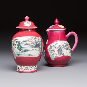 A Chinese famille rose ruby-ground 'Landscape Scroll' covered tea caddy and a covered milk jug, Yongzheng — foto 1