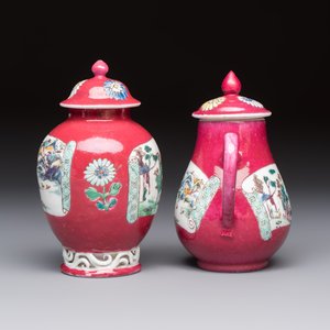 A Chinese famille rose ruby-ground 'Landscape Scroll' covered tea caddy and a covered milk jug, Yongzheng — foto 3